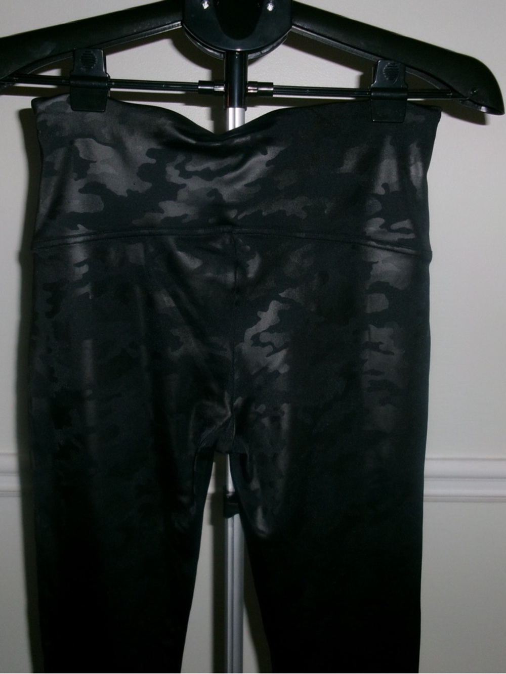 NWOT SPANX Black Camo Faux-Leather High-Waist Leggings - Picture 4 of 5